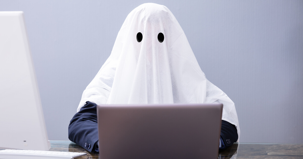 Ghostwriter schreibt die Arbeit auf Laptop im Büro